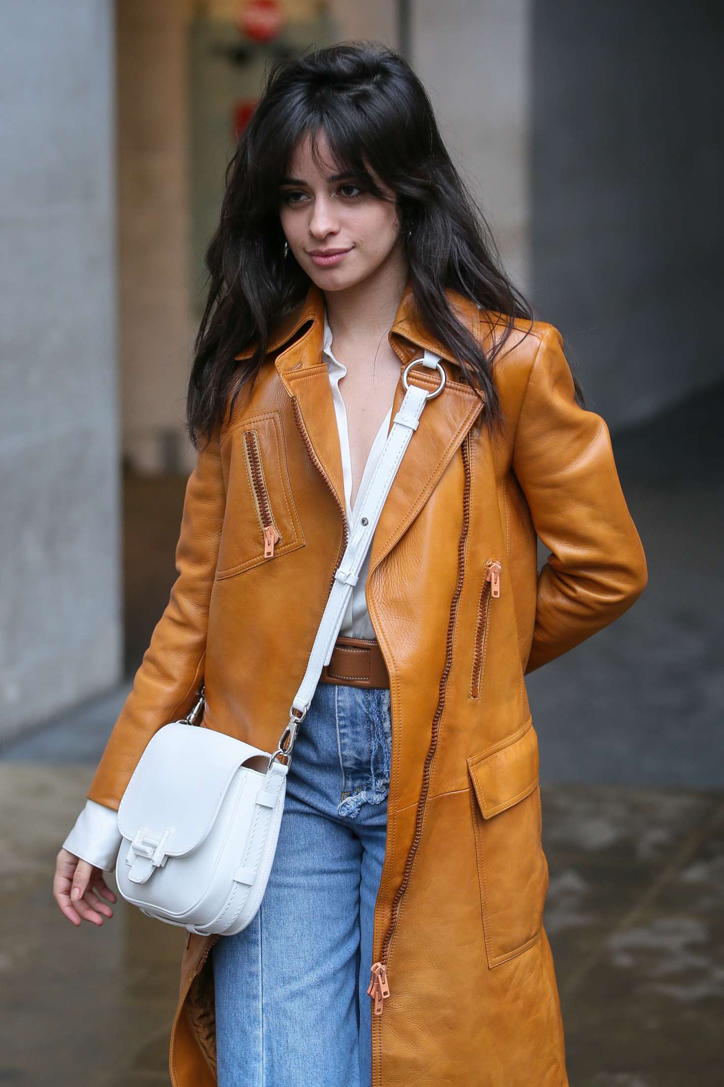 卡米拉·卡贝洛去电视台录节目,她对粉丝特别好,难怪这么受欢迎