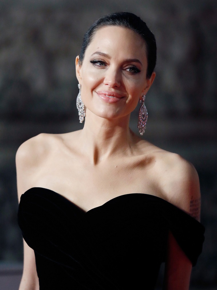 安吉丽娜·朱莉穿黑色抹胸裙现身英国电影学院奖红毯.(图源:vcg)