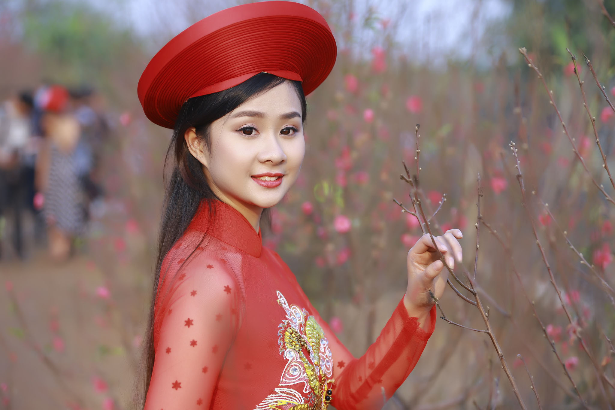 越南女孩的新年照天然美,传统服装显身材
