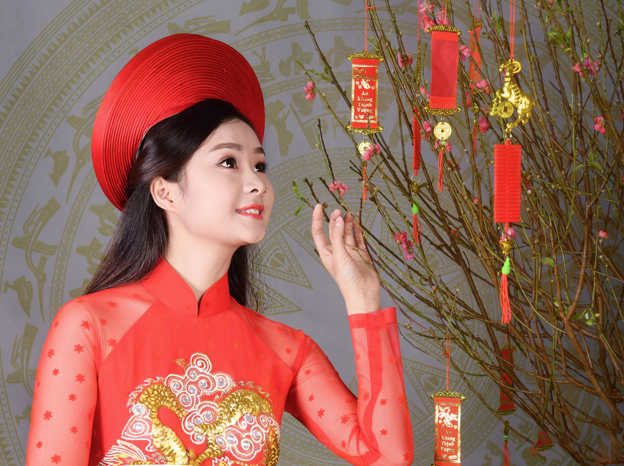 越南女孩的新年照天然美,传统服装显身材