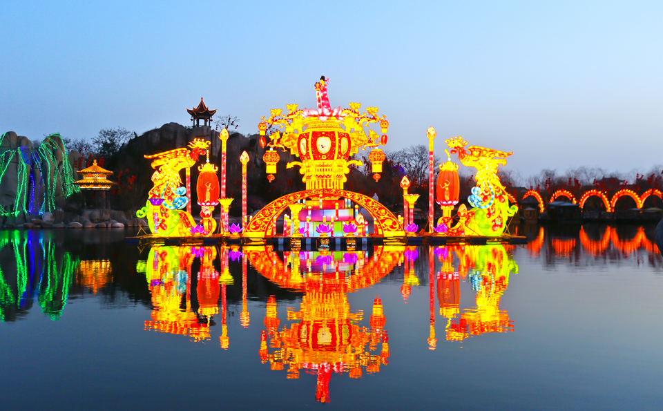 开封庙会:万盏花灯夜空盛放 游客如织流连忘返