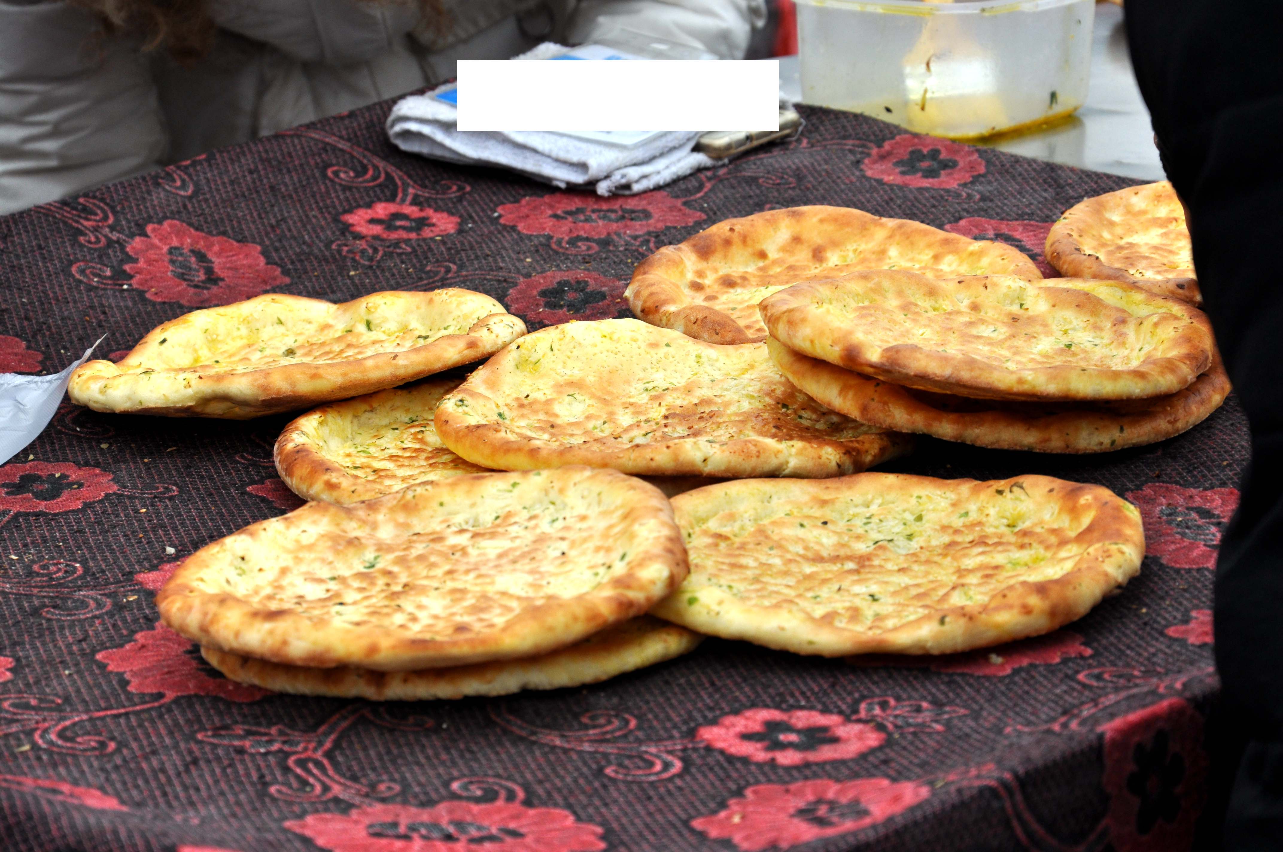 大年初五 市民扎堆进山祈福 馕饼10元一个 居民受益 一天轻松过百