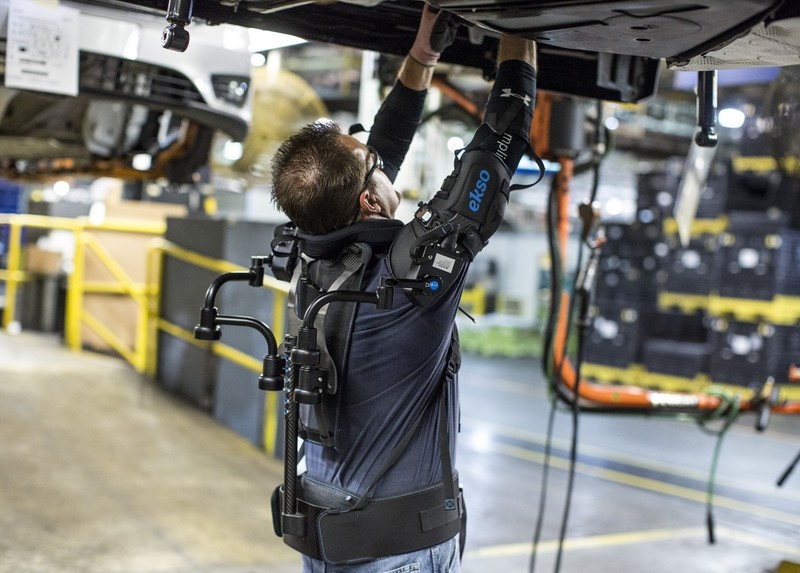 福特引进eksovest机械外骨骼测试辅助员工降低工作伤害机率