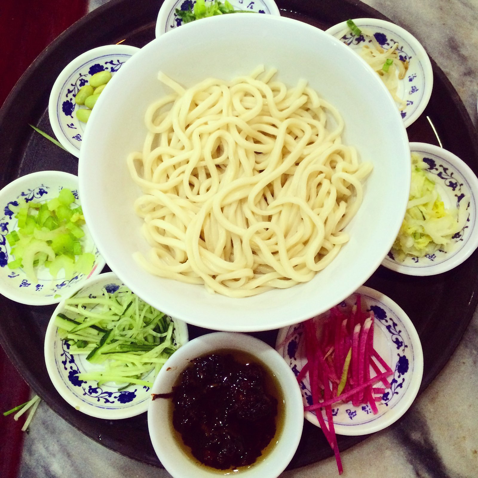 舌尖上的美食诱惑之老北京炸酱面,味道鲜美,面条爽口又劲道