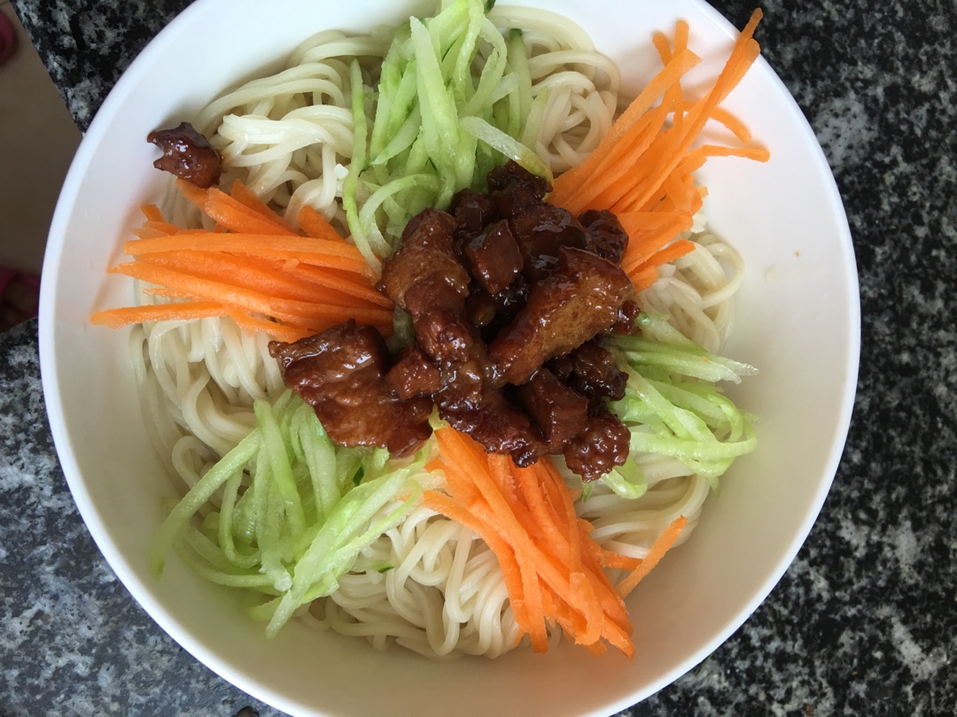 舌尖上的美食诱惑之老北京炸酱面,味道鲜美,面条爽口又劲道
