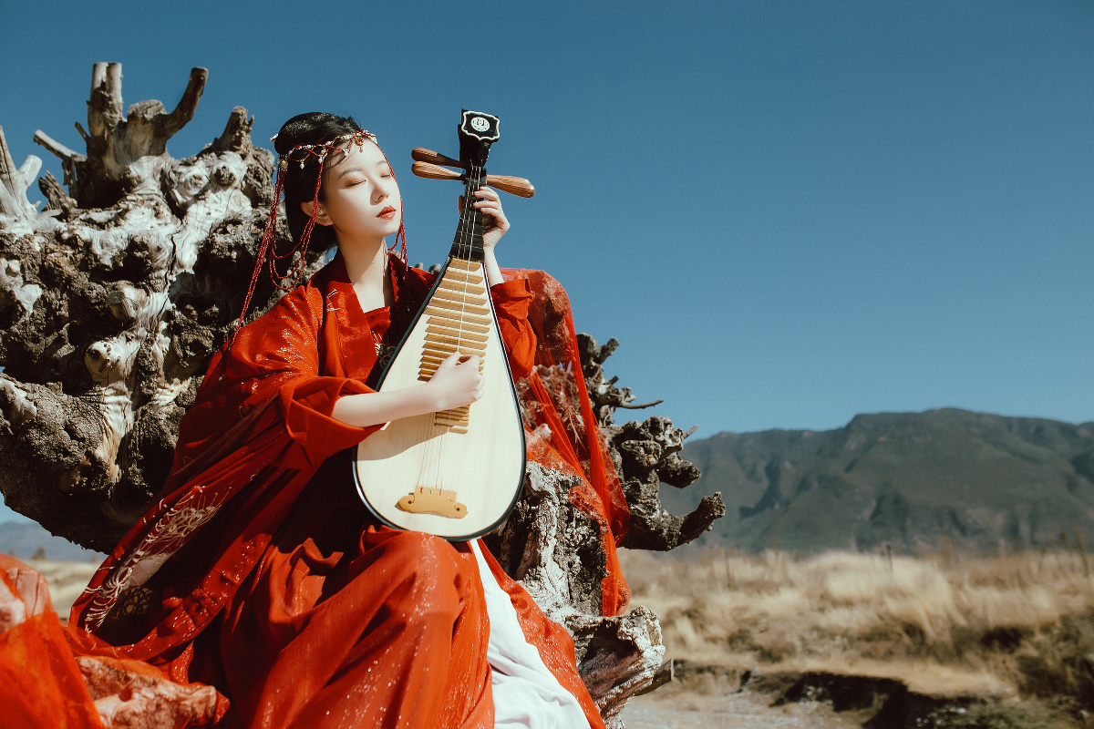 古风摄影:红衣模特演绎琵琶古装写真!