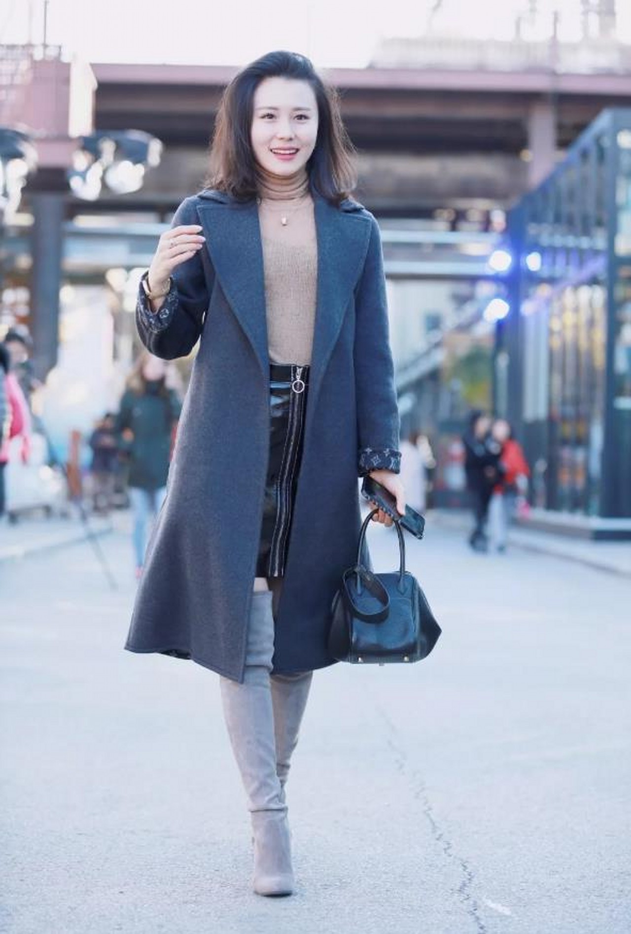 时尚丽人街拍:美丽少妇风衣配长筒靴,如此搭配优雅大方显年轻