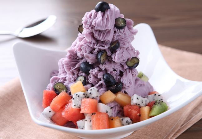 诱人的蓝莓绵绵冰,蓝莓香扑鼻而来