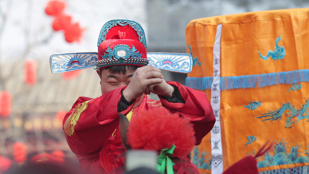 河北霸州:小伙骑高头大马 披红戴花街头迎亲