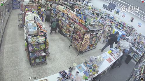雌雄双盗超市遭遇持枪抢劫犯,下一秒表现绝对出人意料!