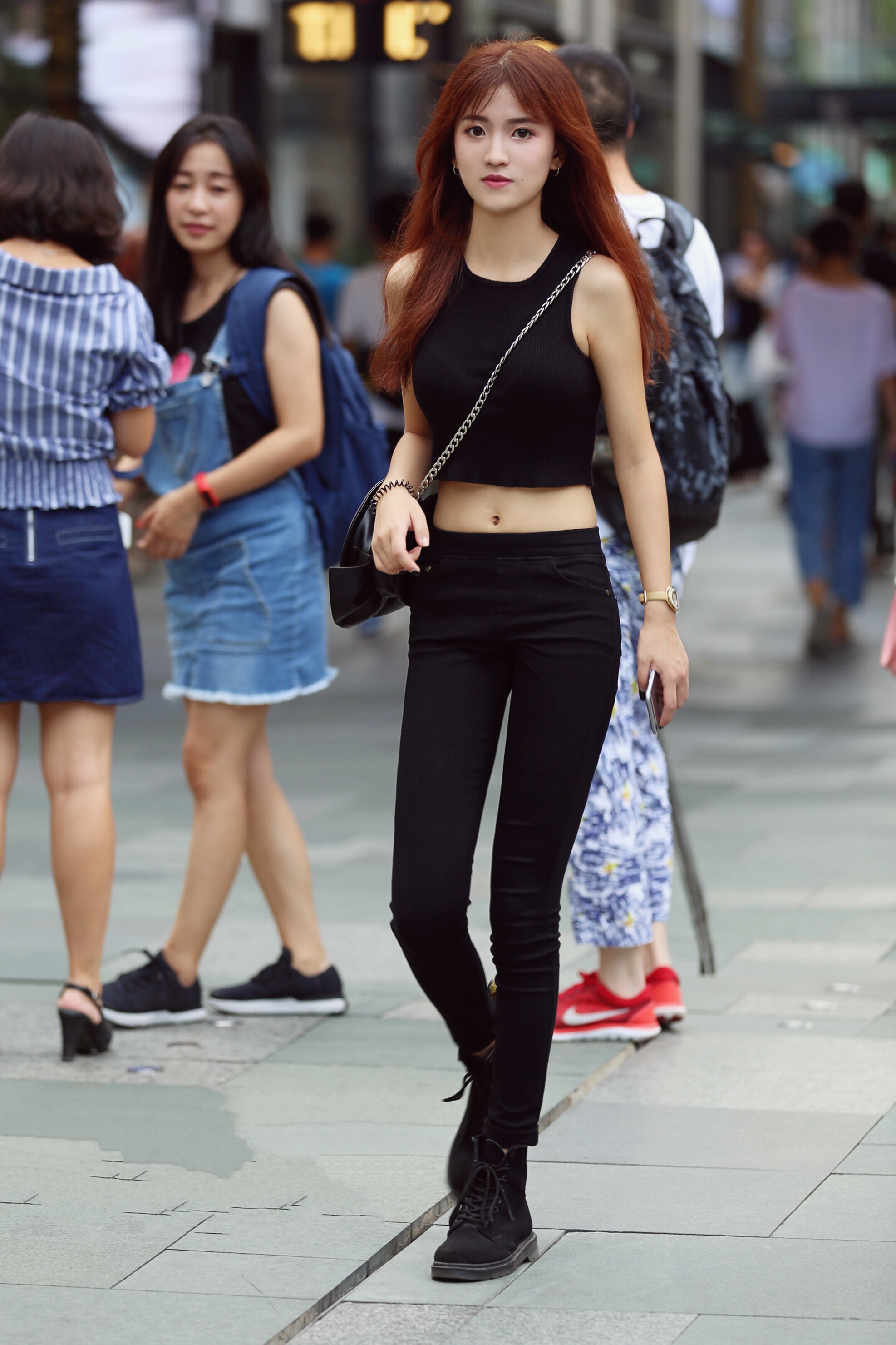 街拍美女:白色印花超短裙时尚性感,小姐姐胸前的纹身是什么呀?