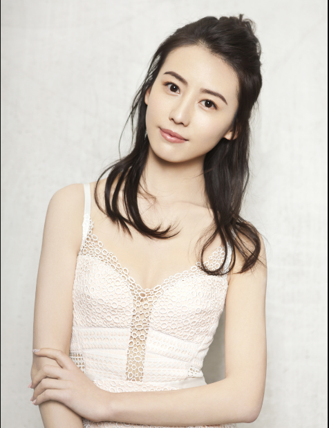 赵志瑶的形象可爱活泼,亲和力十足,气质亦古亦今