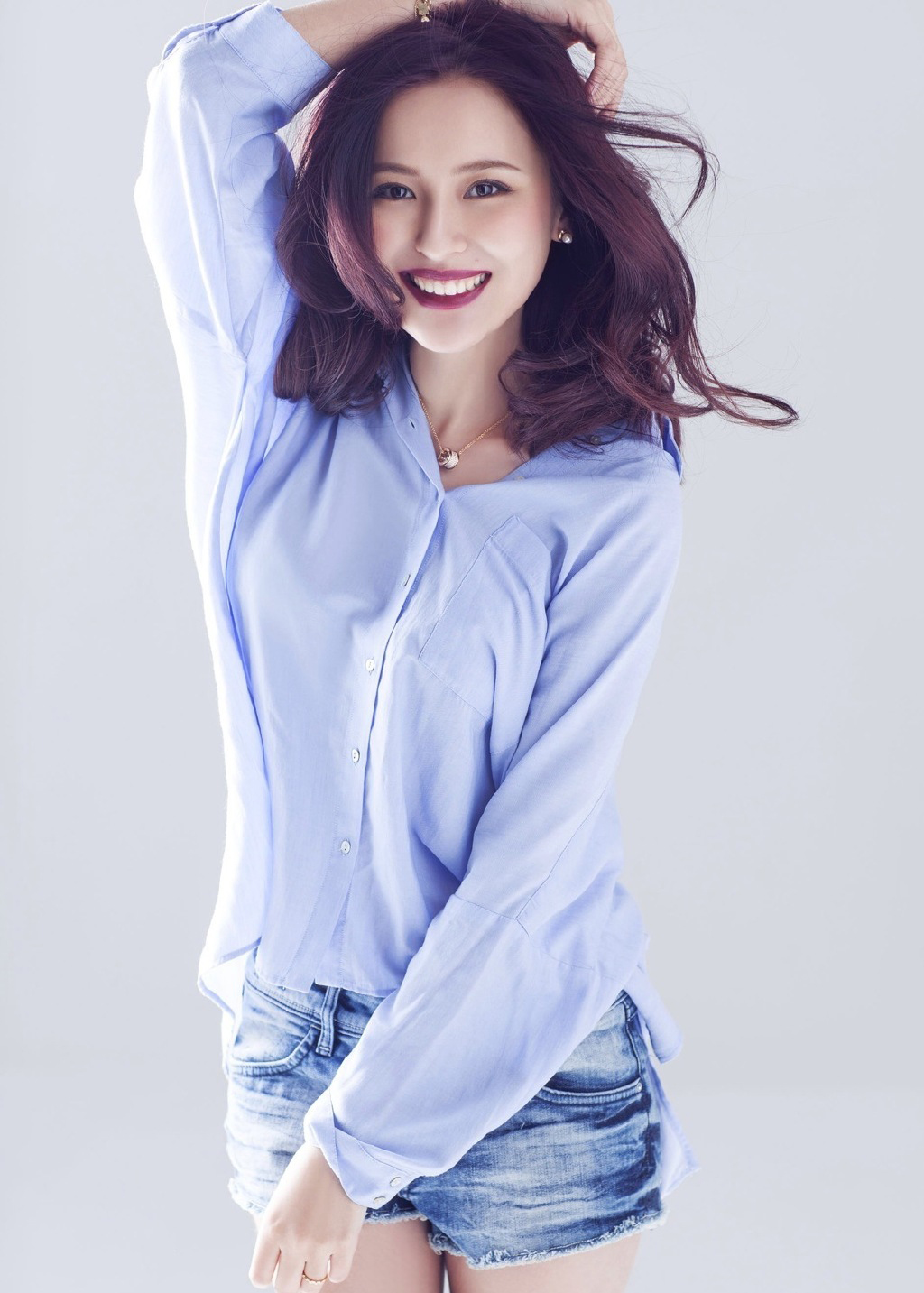 她的气质大方自然,如一股清新秀丽的风,吹进观众们的眼帘