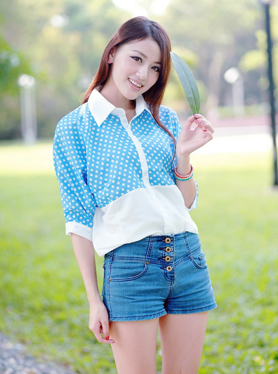 一个人行走在园区阳光下的微笑女孩!