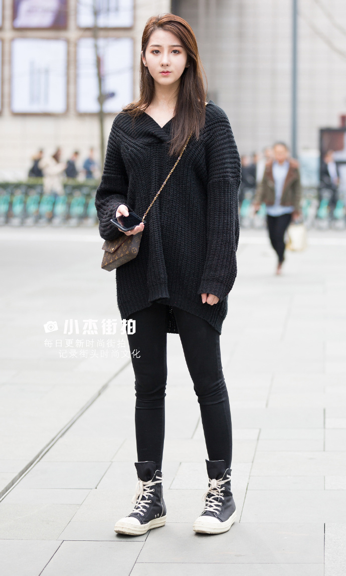 街拍北京美女,黑色毛衣与黑色裤子,搭配帆布鞋,穿出时尚潮流感