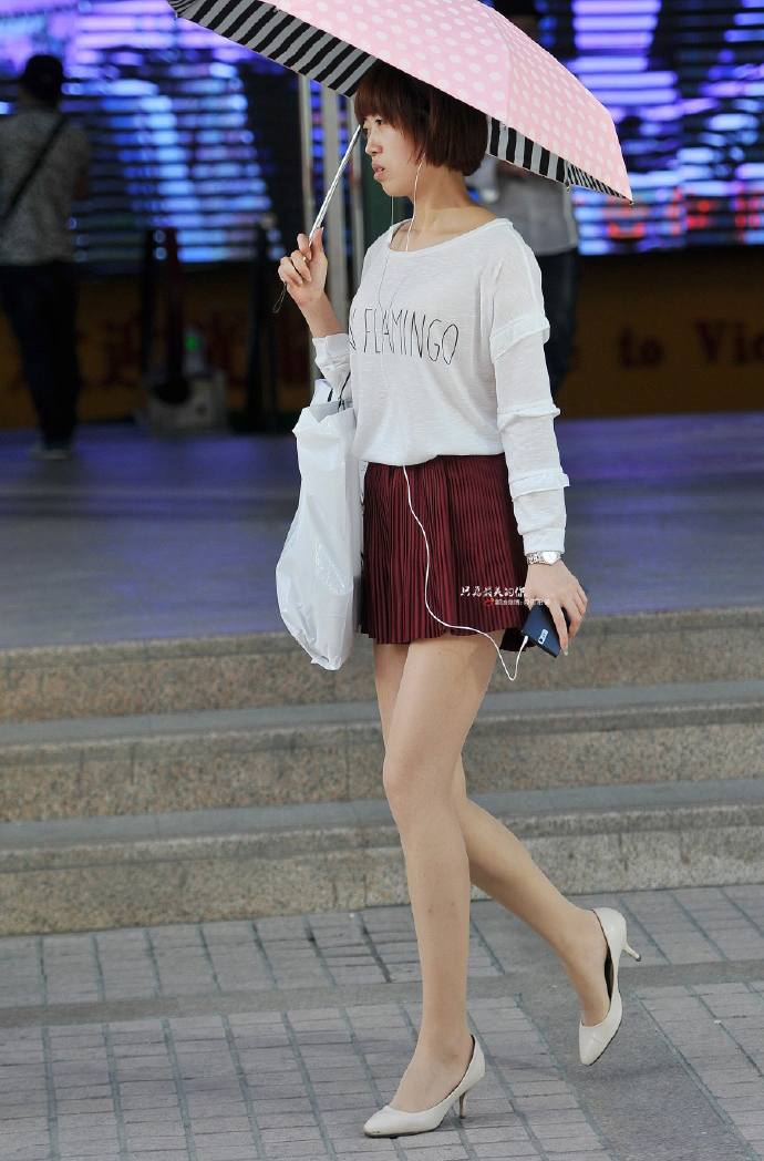 街拍北京美女,黑色毛衣与黑色裤子,搭配帆布鞋,穿出时尚潮流感