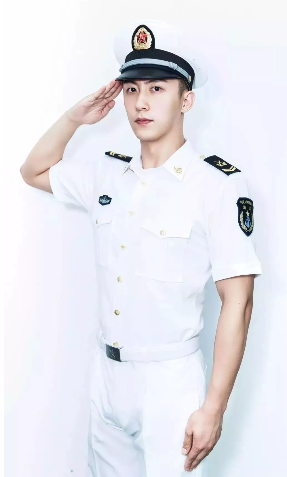 虎牙帅哥黄景瑜,穿上军装帅出新高度