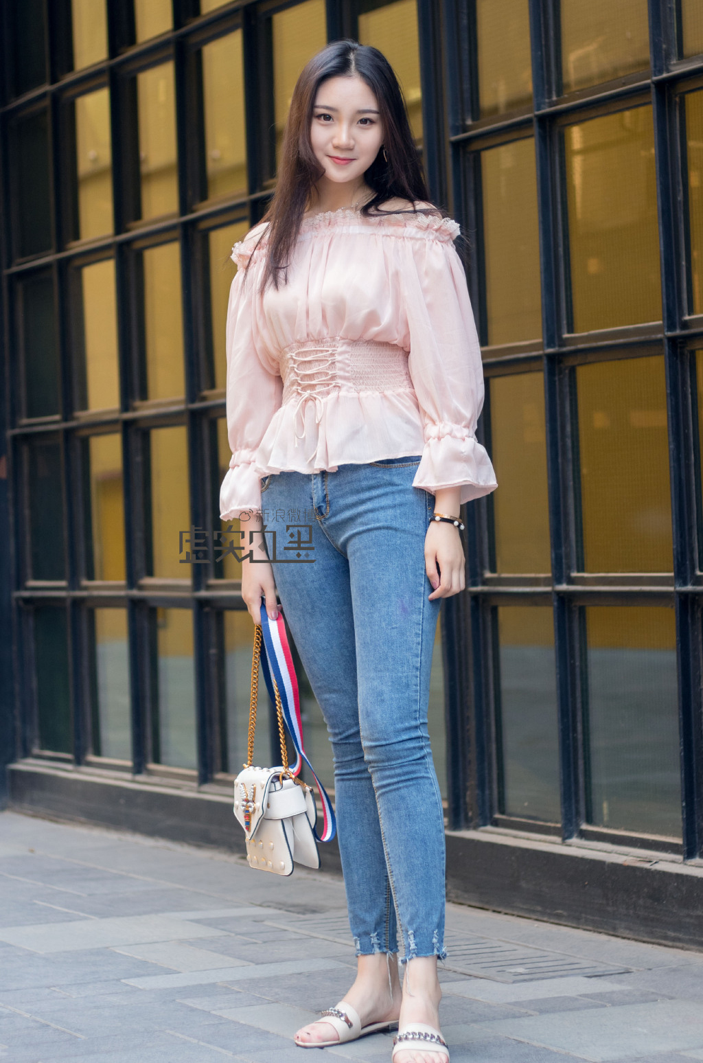街拍牛仔裤美女,精致的穿搭显得更加有魅力