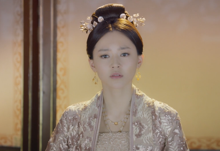 素锦得知夜华搬去和白浅同住,派辛奴去教训白浅,结果被赶出青丘