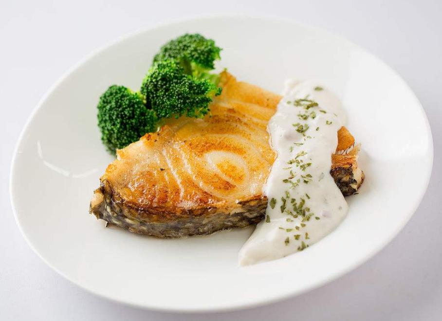 以鱼为主料的西式餐点香煎鳕鱼,肉质细嫩吃过一次就忘不掉
