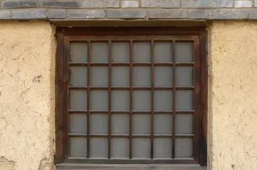 形容一个人脆弱可说这人是纸糊的,那为啥古时窗户都用纸呢