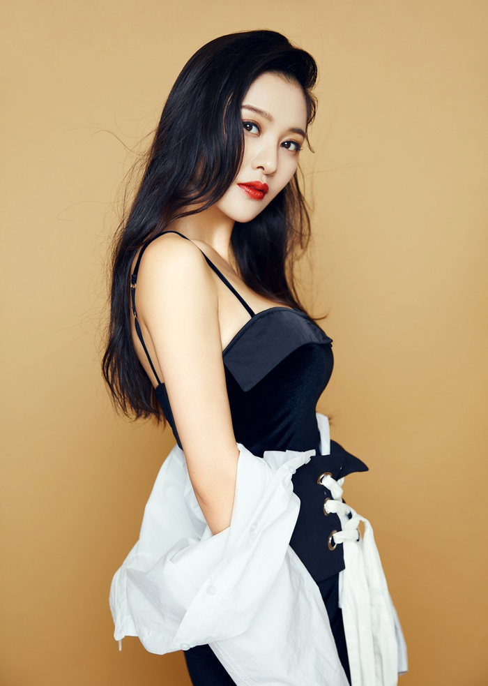 郑清文,1986年12月28日出生于浙江临海,毕业于中央戏剧学院表演系本科