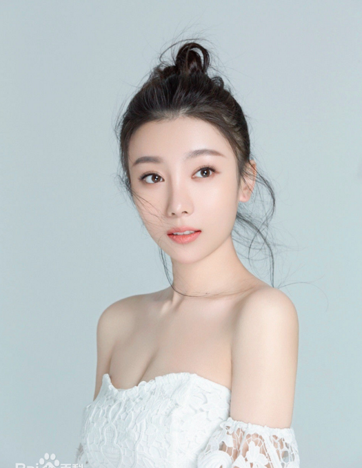 凭借扎实的演技和靓丽的外形,使她赢得了诸多的荣誉口碑