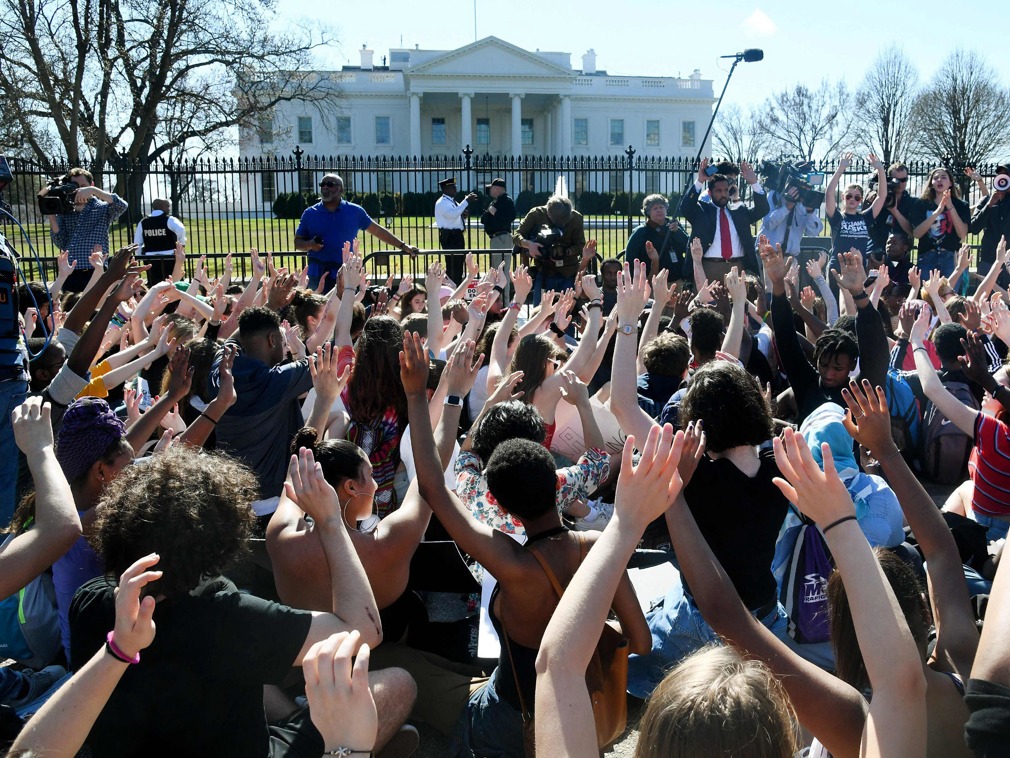 美国多州学生聚集白宫前,举手投降要求控枪