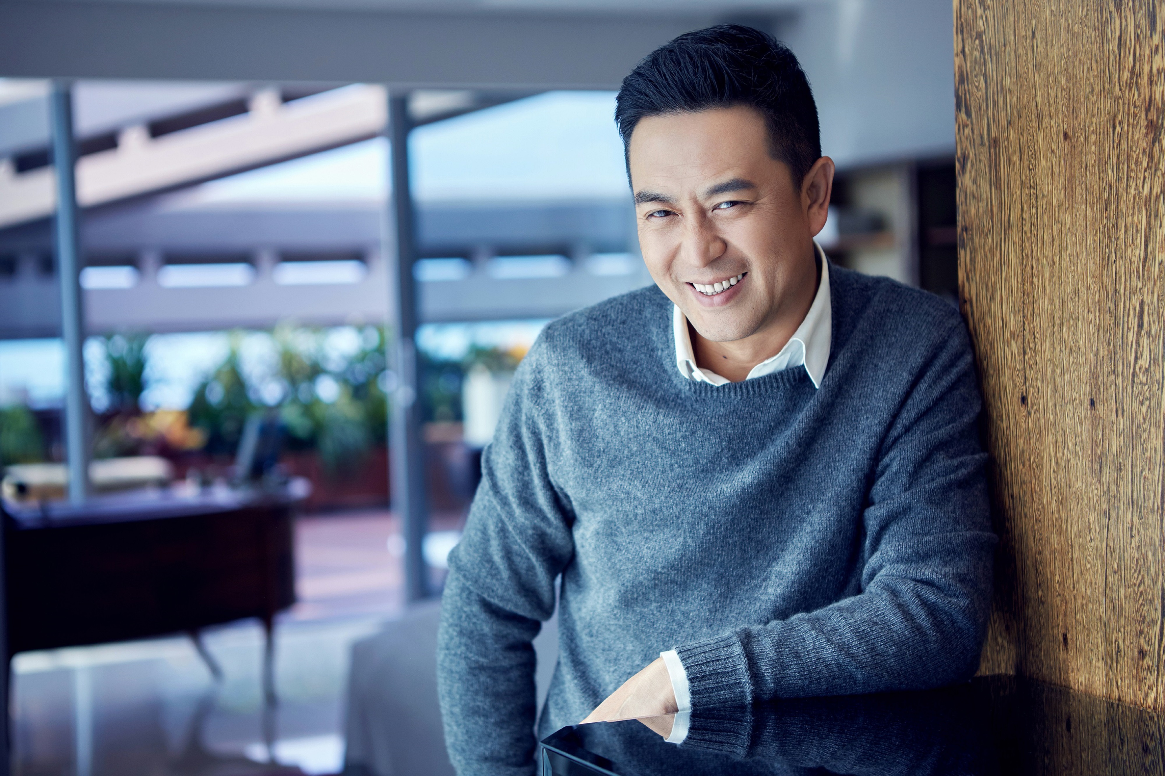 全网都在模仿张嘉译的"社会步儿"中年大叔为何这么火?