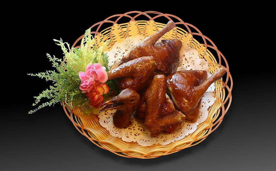 特色粤菜推荐一:广东文昌鸡,红烧乳鸽,蜜汁叉烧