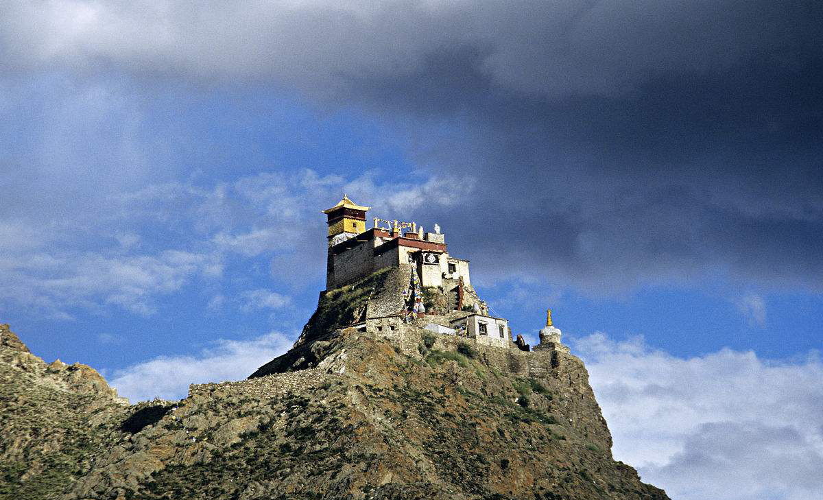 西藏山顶上的寺庙:巍峨之中,是不惧雷雨的对信仰的忠诚