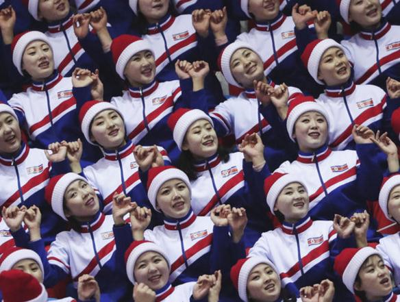 体育竞技中最魔性的朝鲜啦啦队!动作整齐一致,就是这帽子