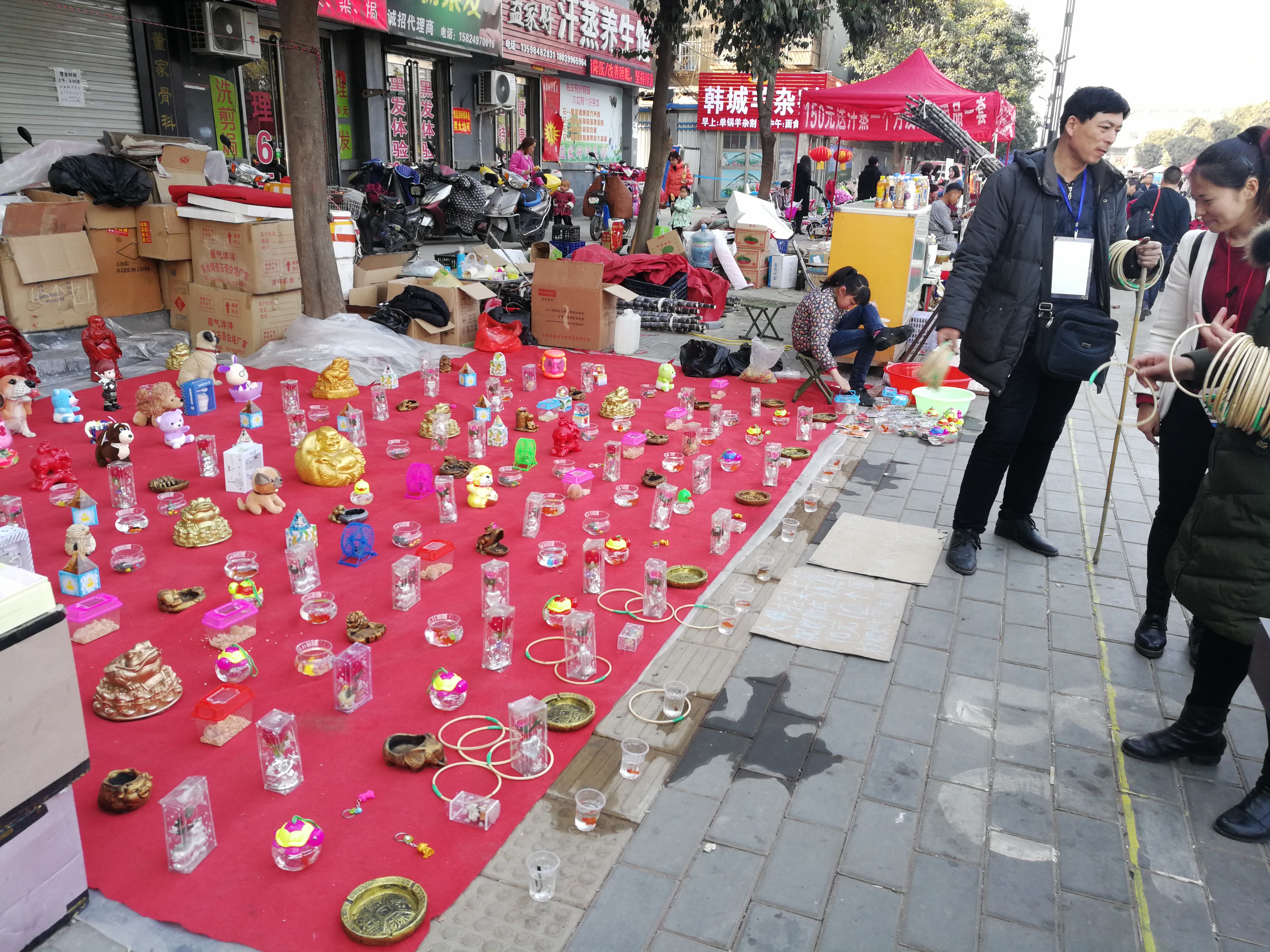 老表专赶春节庙会,套圈生意很火爆日赚千元