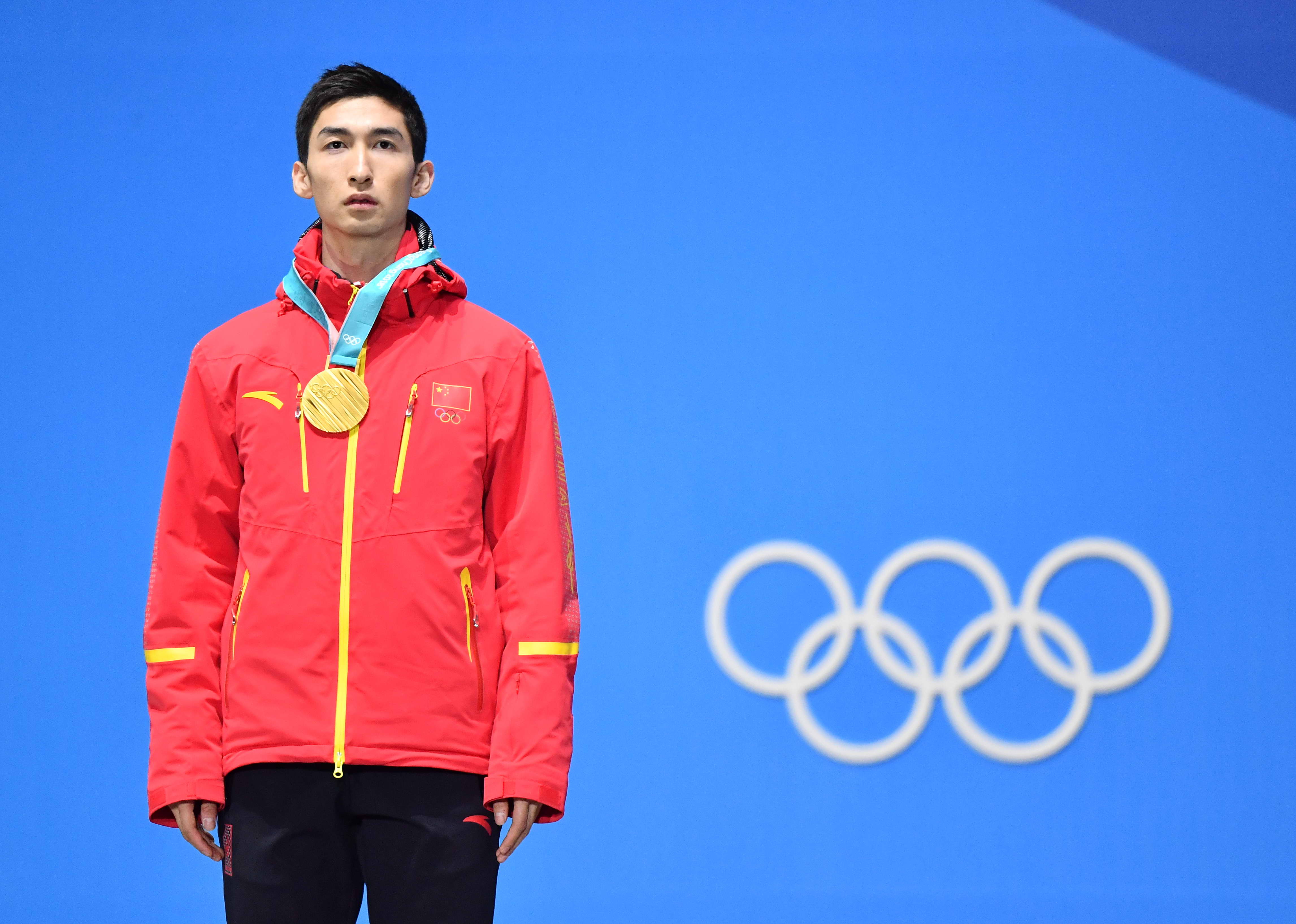 武大靖登上平昌冬奥会短道速滑男子500米最高领奖台