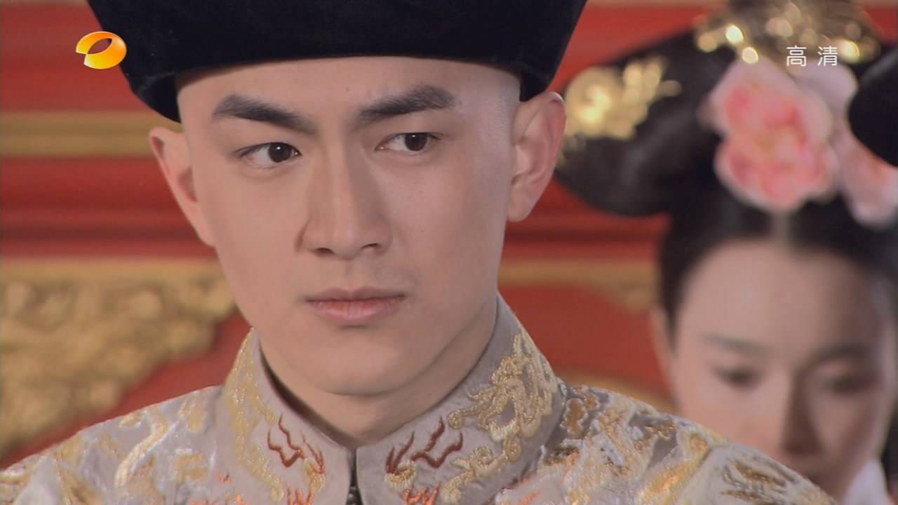 冯绍峰,在《宫锁心玉》饰演八阿哥胤禩,在剧中冯绍峰穿紫色和蓝色古装