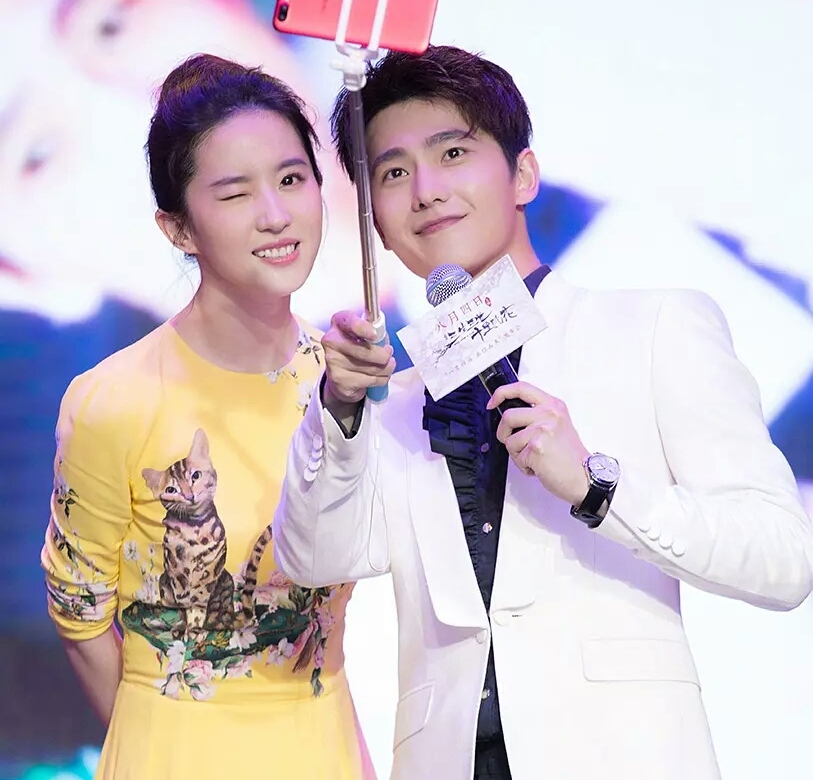 打败杨洋和窦骁,和刘亦菲出演《花木兰》的他究竟是何方神圣