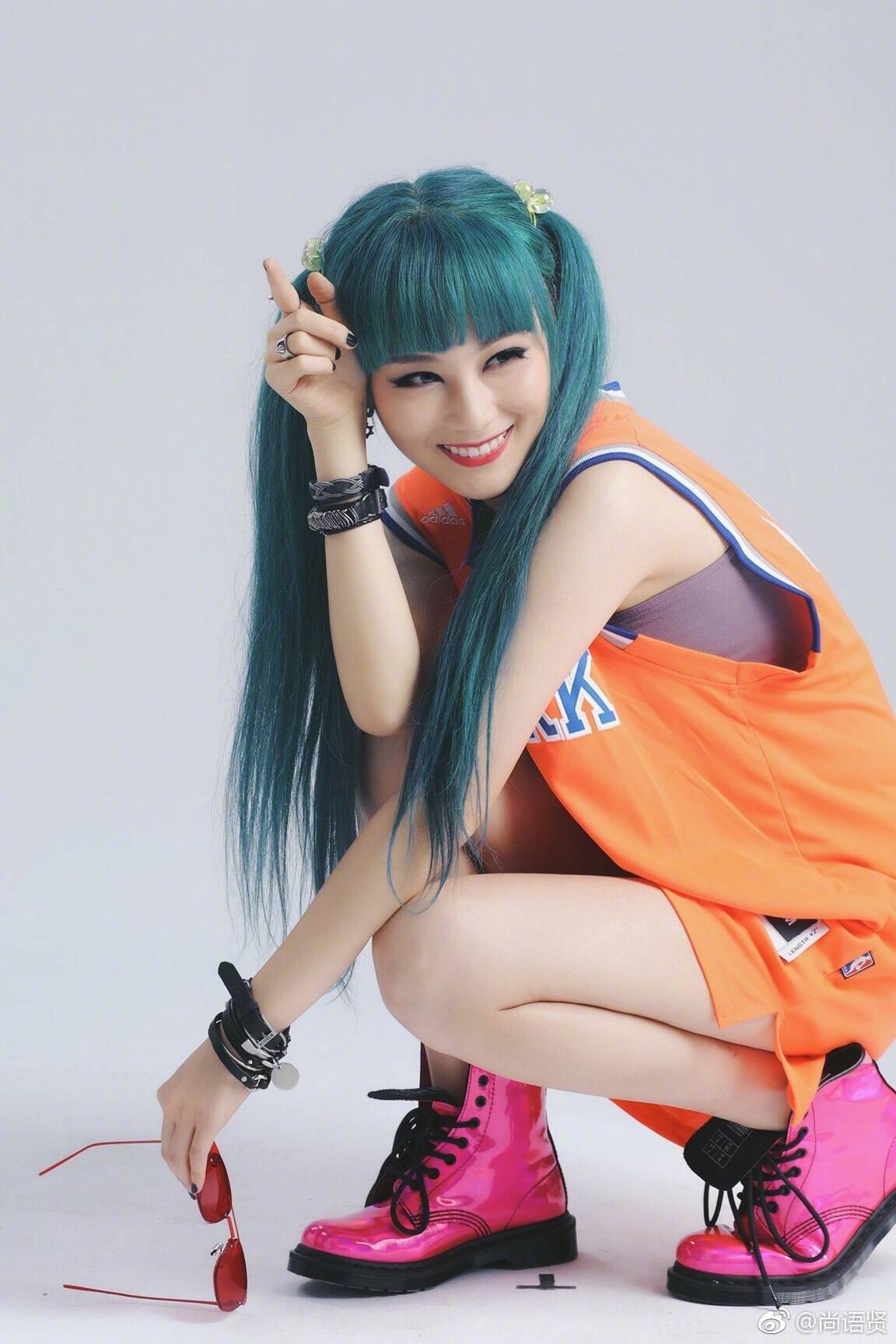 唐人街探案2里那个一身橙色衣服染着绿头发的美女侦探,就是她!