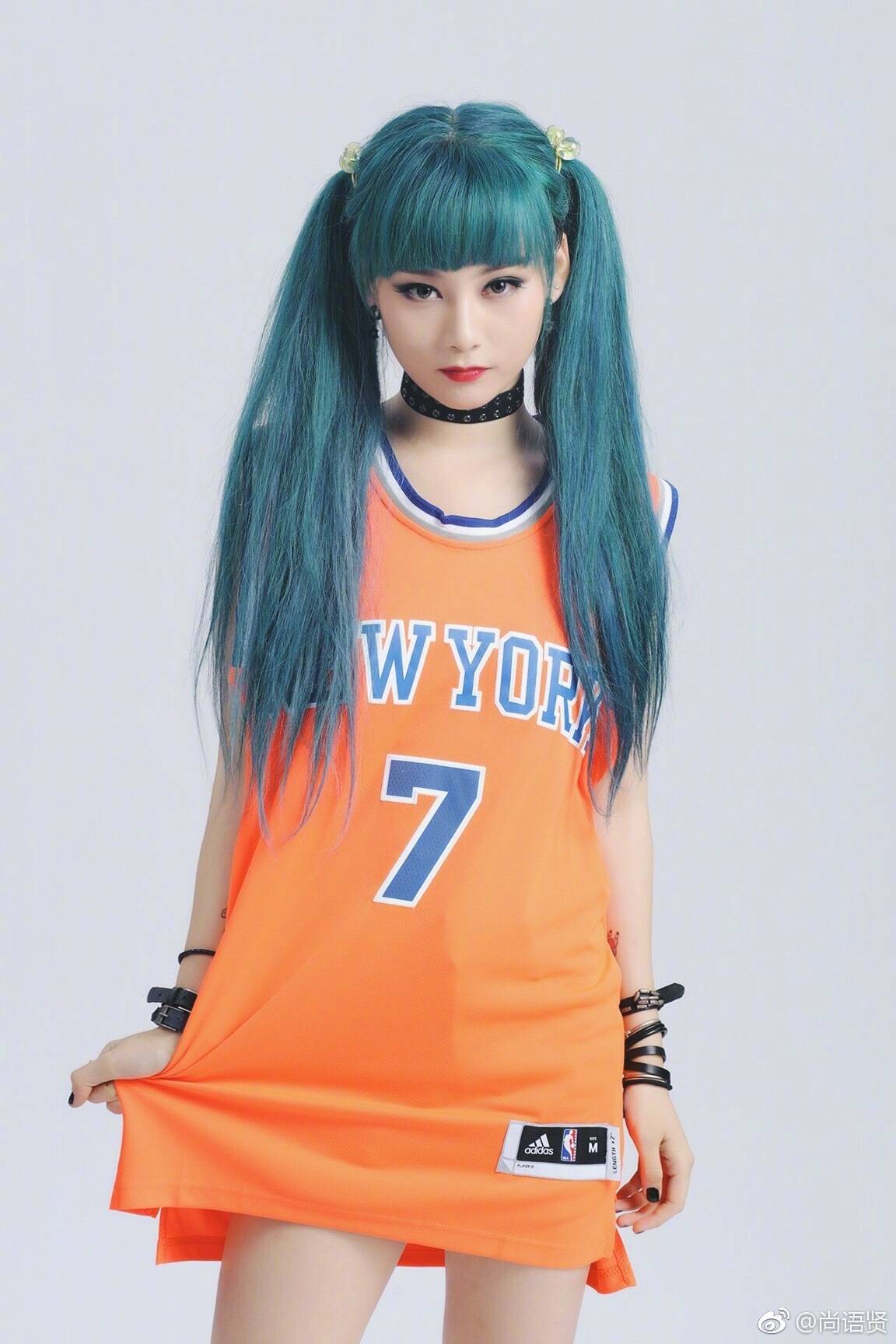 唐人街探案2里那个一身橙色衣服染着绿头发的美女侦探,就是她!