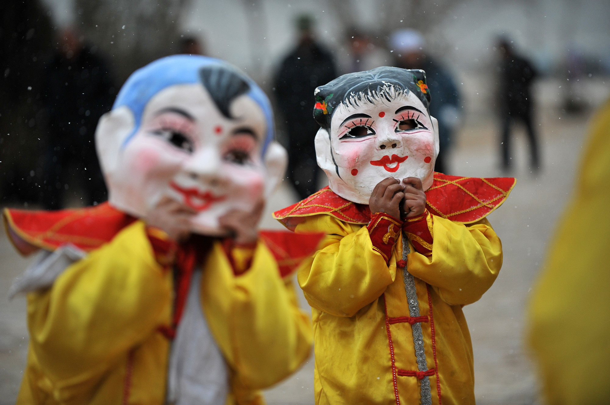 春节陕北社火挨家挨户拜年,大头娃娃卖萌抢镜