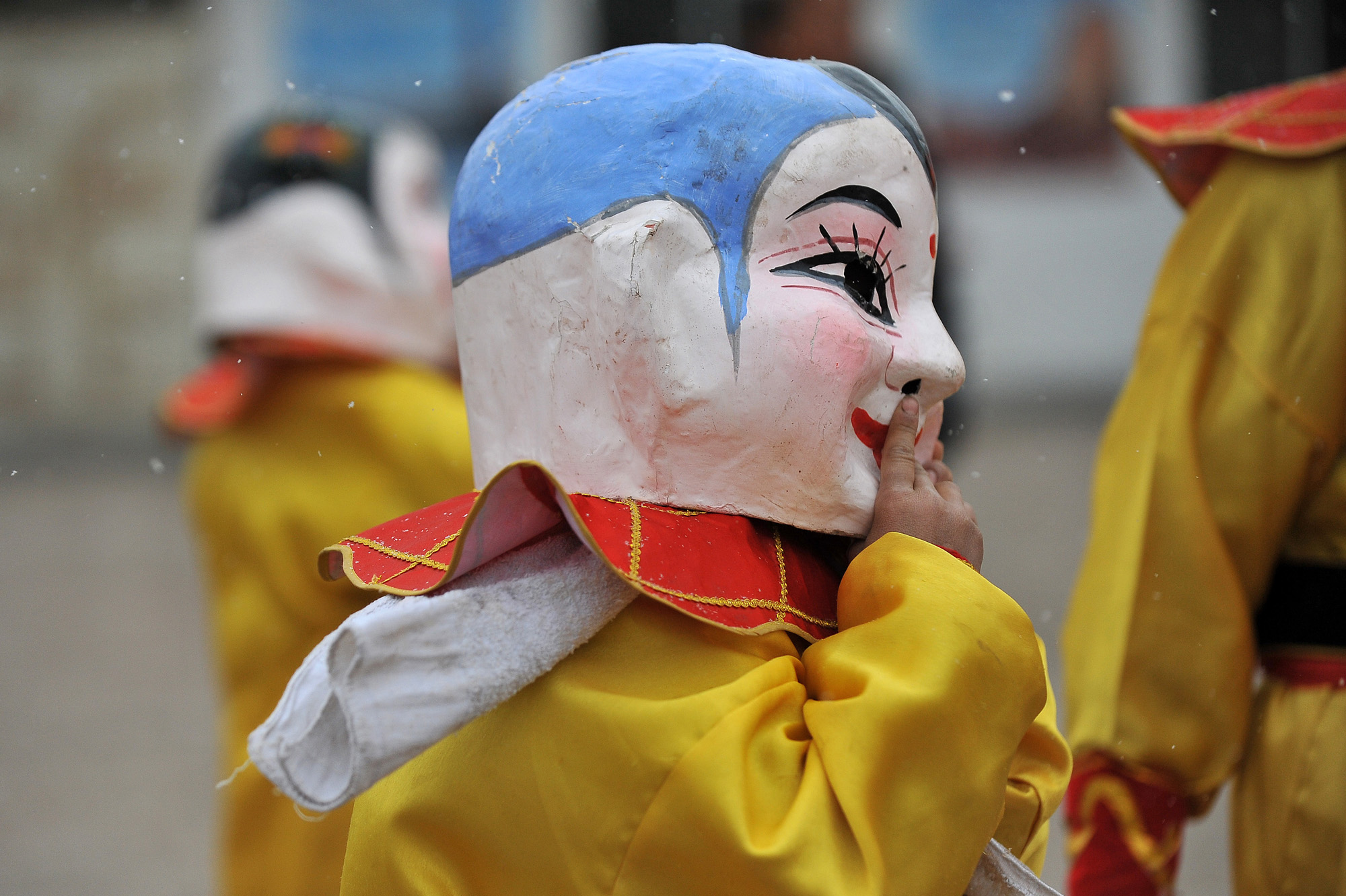 春节陕北社火挨家挨户拜年,大头娃娃卖萌抢镜