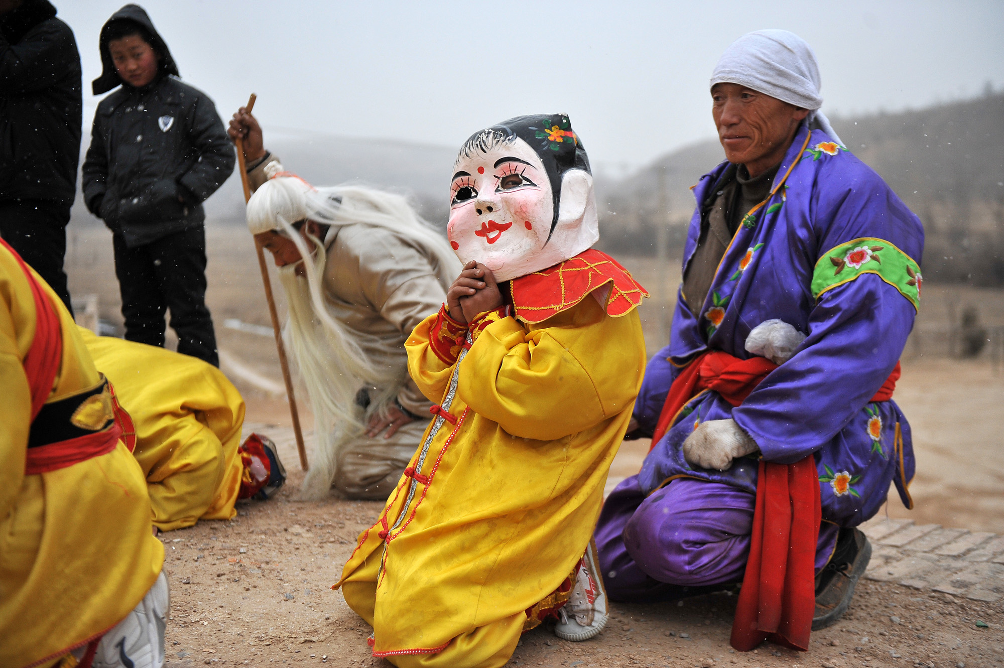 春节陕北社火挨家挨户拜年,大头娃娃卖萌抢镜