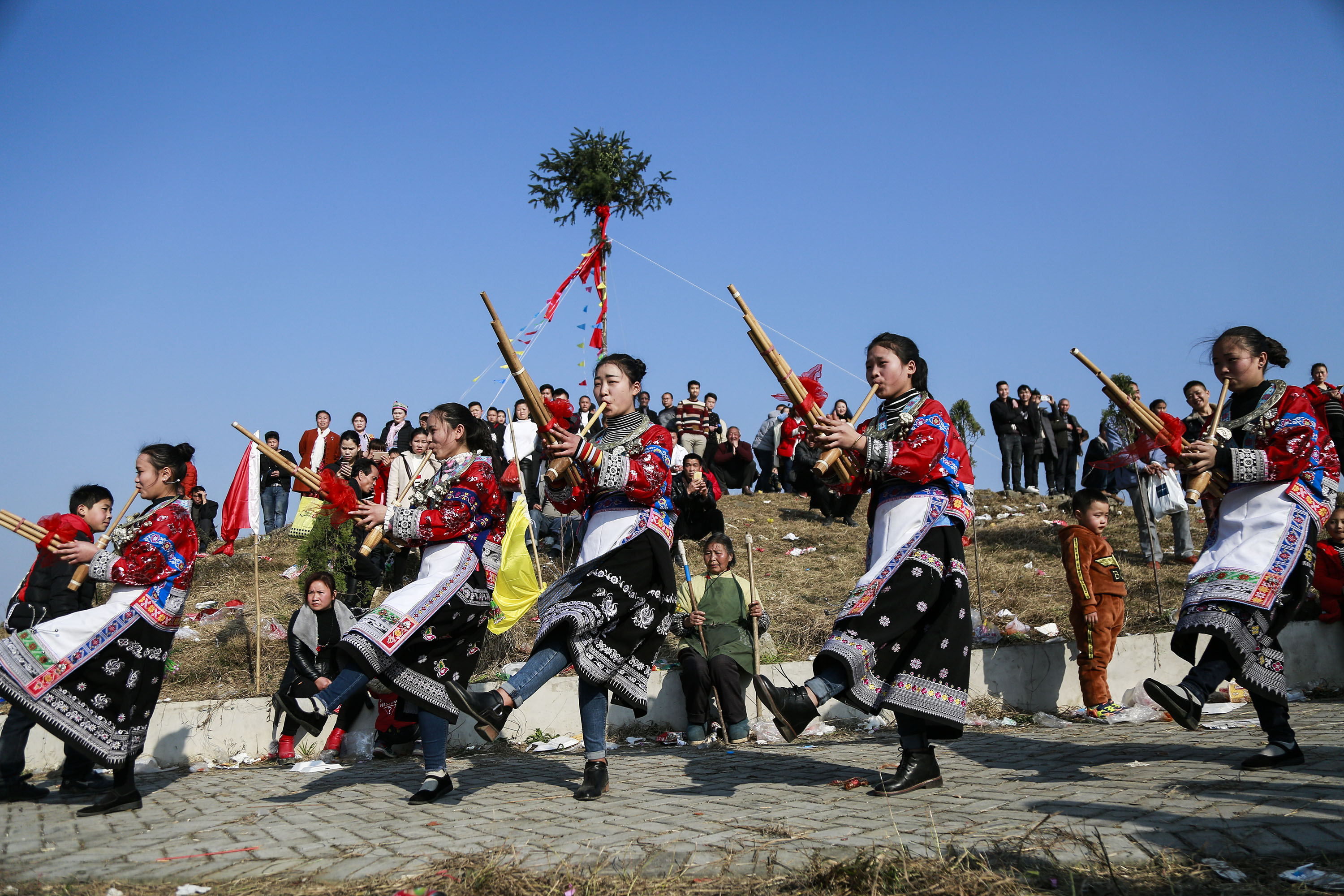 贵州安顺苗族同胞跳坡闹新年,这阵势估计你没有见过,太嗨皮
