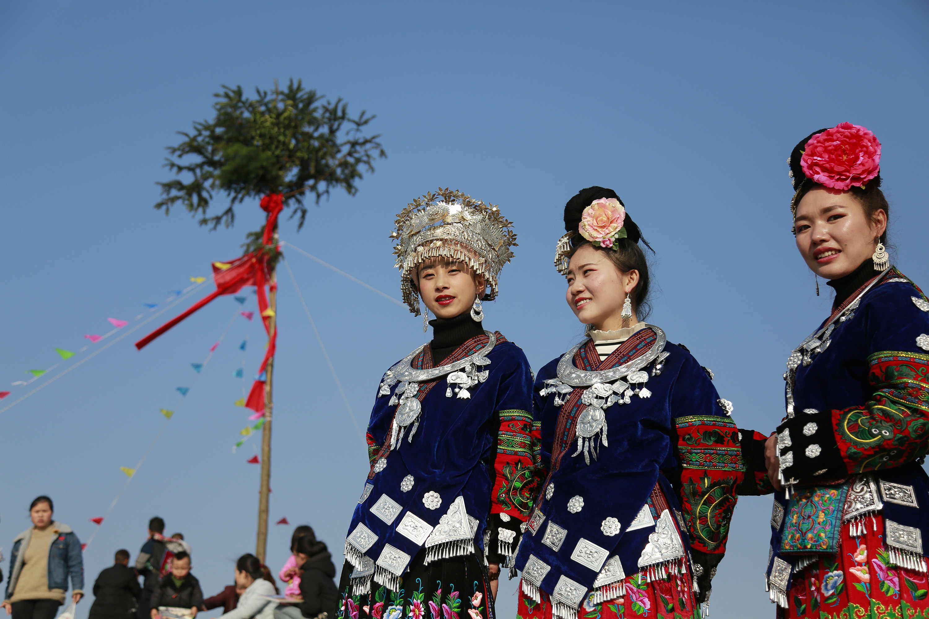 贵州安顺苗族同胞跳坡闹新年,这阵势估计你没有见过,太嗨皮