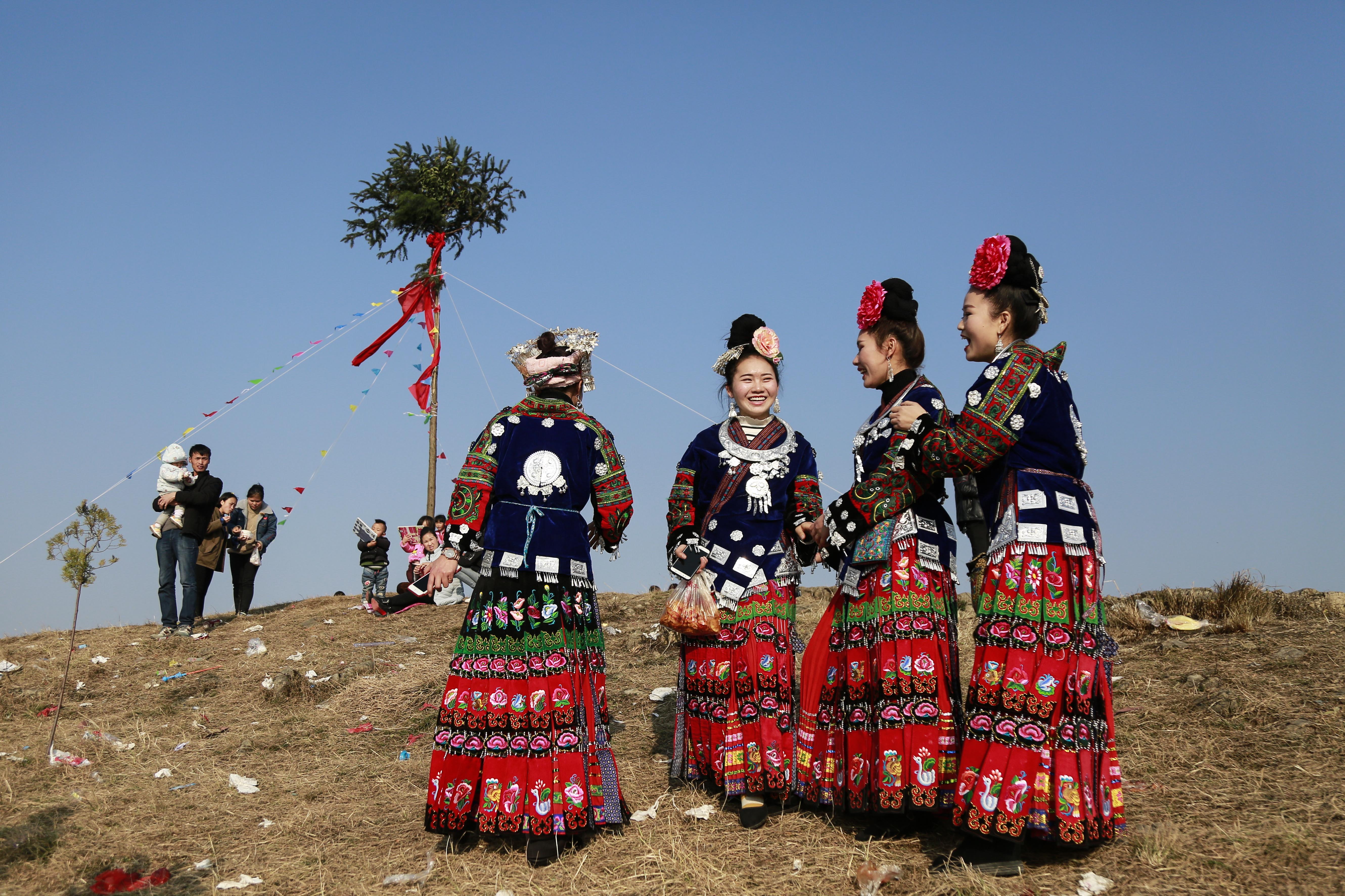 贵州安顺苗族同胞跳坡闹新年,这阵势估计你没有见过,太嗨皮