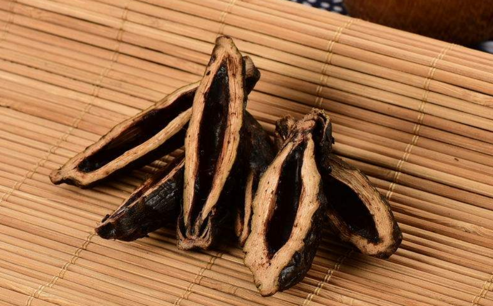 槟榔 槟榔含有多种人体所需的营养元素和有益物质,很多人吃槟榔脸全都