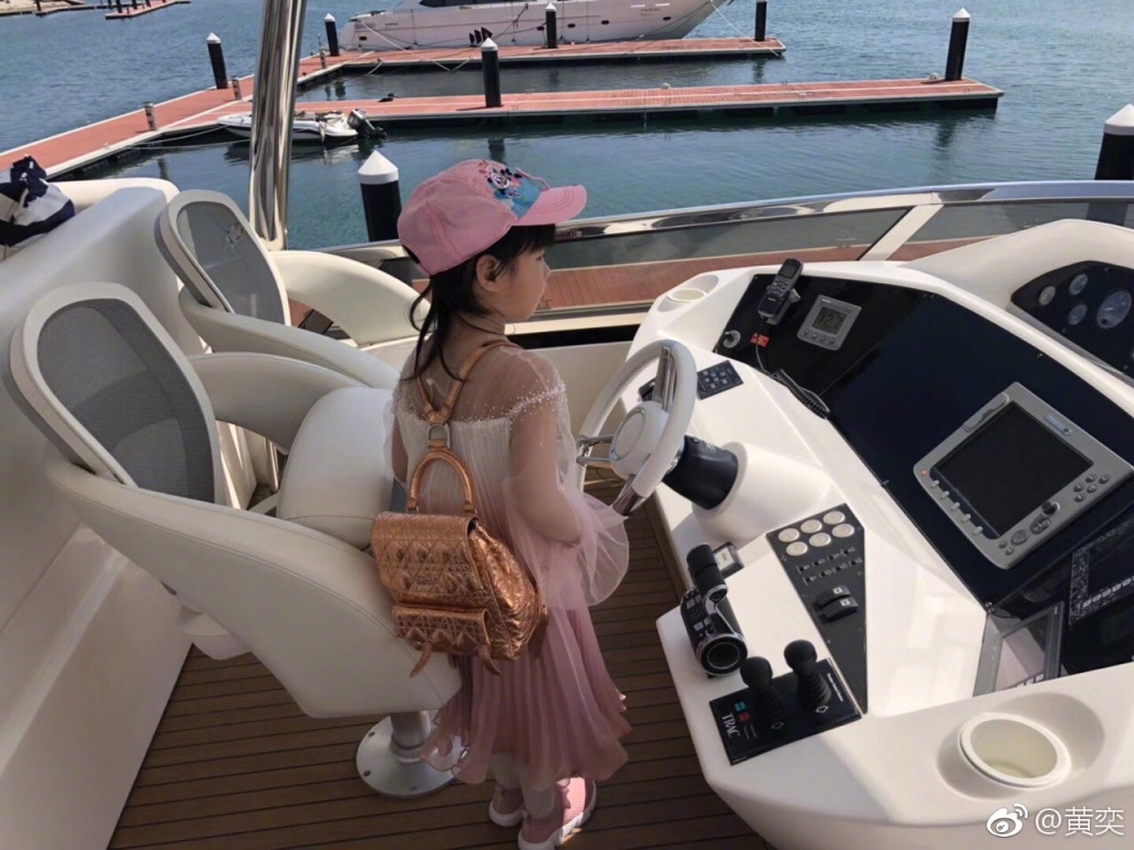 黄奕女儿黄芊玲向父亲告状,从这两张照片中看出了女儿到底爱谁