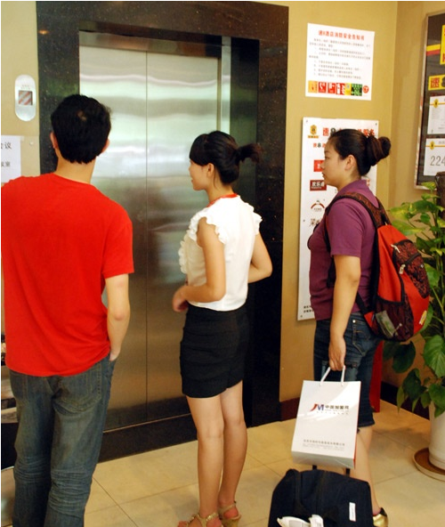 等电梯,利用好健身"三法宝"