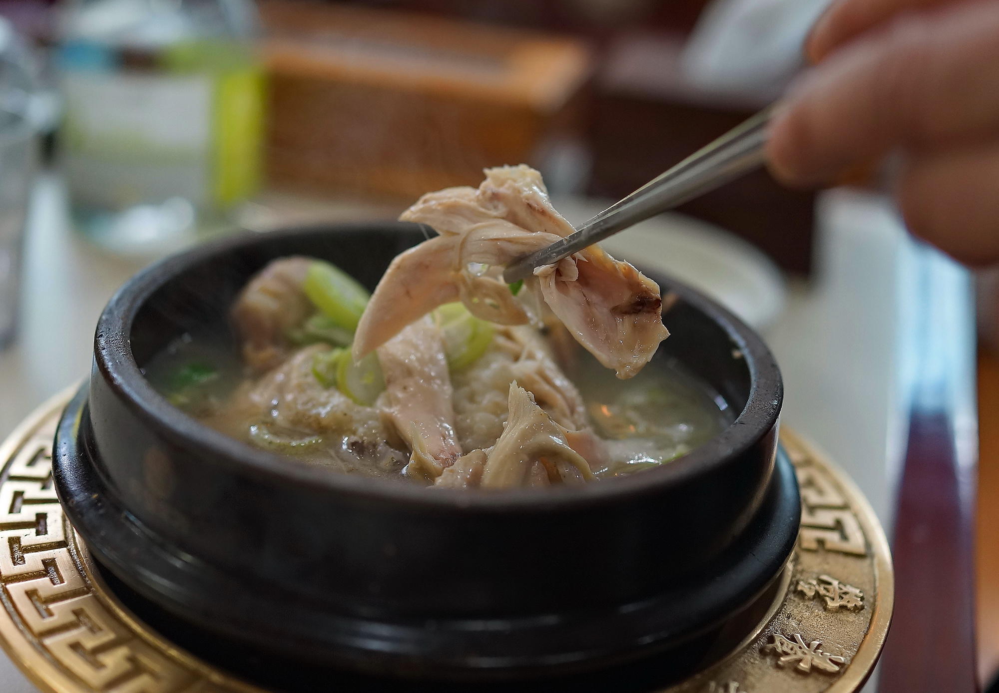 舌尖上的美食诱惑之韩国参鸡汤,清淡鲜美,营养价值高,可口宜人