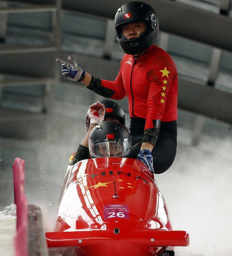 中国队出战雪车四人座 红色闪电驰骋赛场
