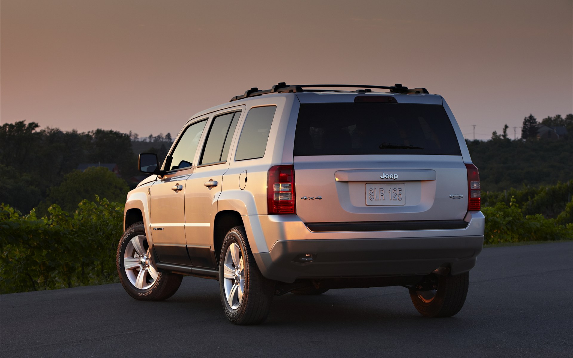 吉普爱国者外形硬朗,霸气十足,颇具越野风格,让人十分惊叹